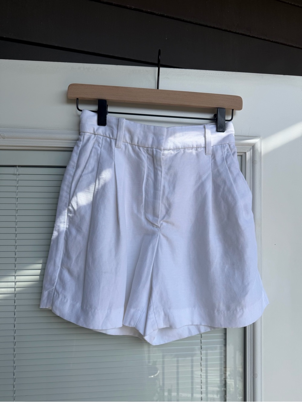 Aritzia Wilfred White High Waisted Linen Shorts